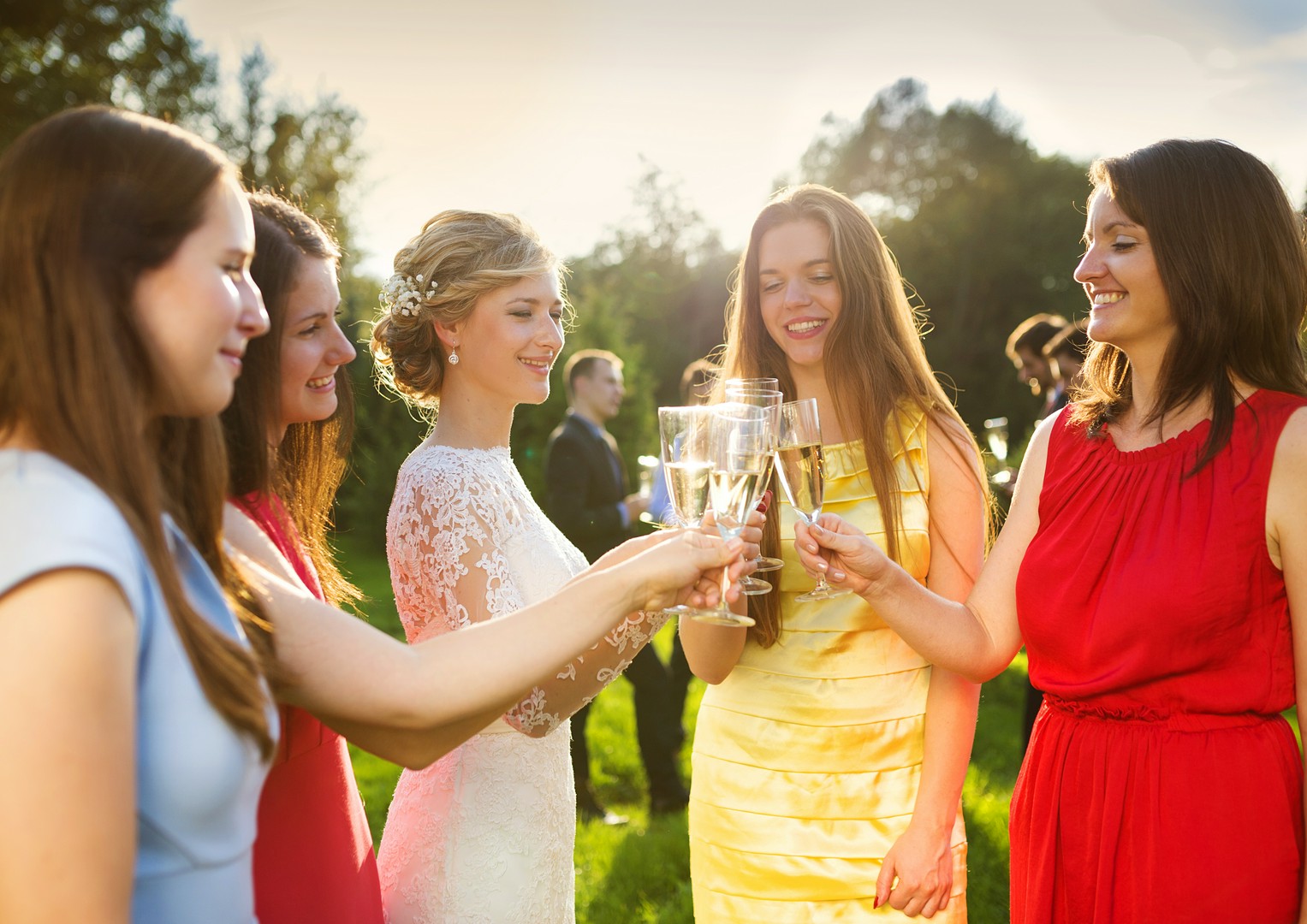 kobiety wznoszące toast na weselu